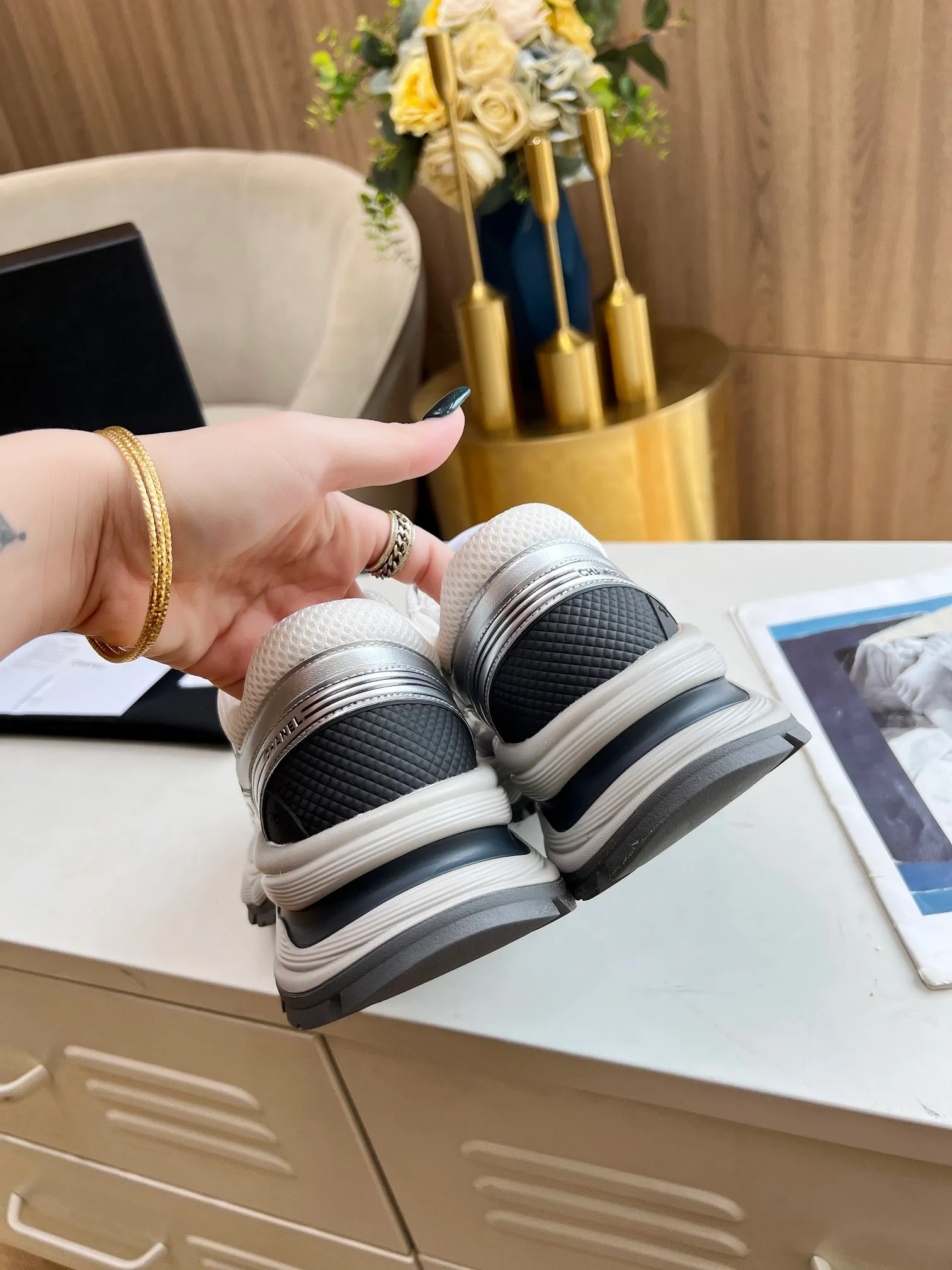👟👟Ex-factory price 640👟👟 Women's shoe factory chanel Chanel early spring vacation series latest casual sports shoes silver white, gold white, silver gray, black and red! Incomparably beautiful and easy to wear, very light, the lining is also super soft, super comfortable, the upper is breathable, the color is high-end and durable, versatile. Upper: cowhide and cloth stitching. Inner: breathable mesh. Original foam combination outsole. Size: 35-40.